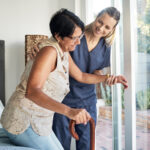 Séniors | Restez autonome et en sécurité à domicile avec la téléassistance départementale.